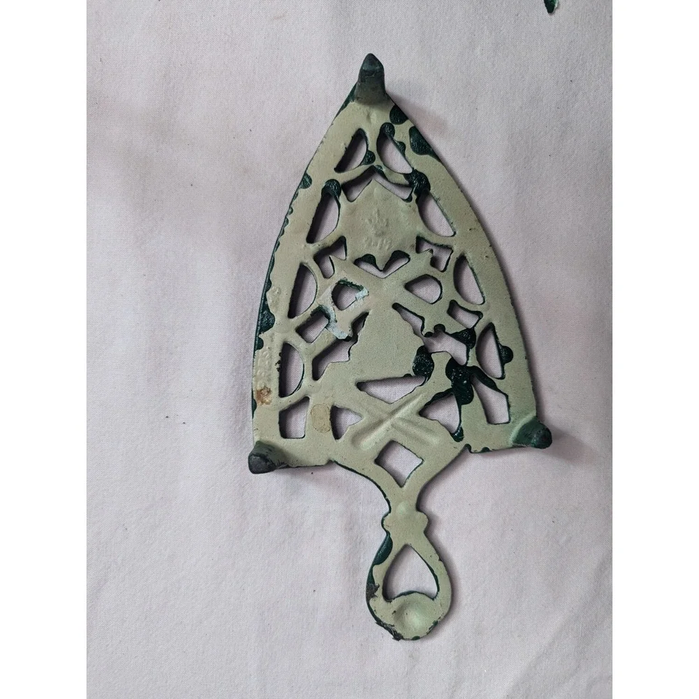 Vintage trivet green painted cast iron metal president Adams‎ with handle